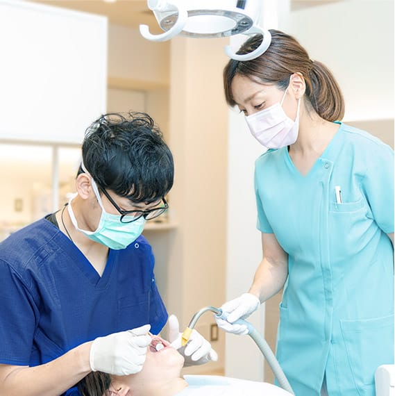 治療中のDrとDHの写真