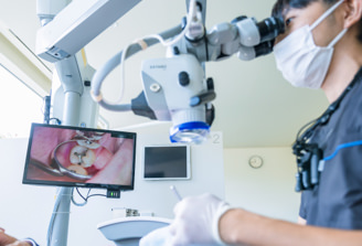 Drマイクロスコープで治療している写真